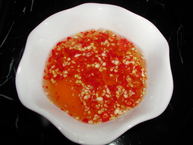 B&aacute;nh cuốn mỏng thanh n&ecirc;n nước chấm kh&ocirc;ng được gắt chua, thường th&igrave; pha theo tỉ lệ 1 đường, 1/2 dấm, 2 mắm, 3-4 nước v&agrave; c&ograve;n quất hay chanh th&igrave; để mọi người tự vắt th&ecirc;m. 