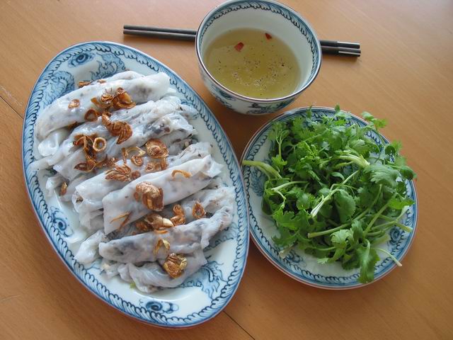 M&oacute;n b&aacute;nh cuốn l&agrave;m bằng nồi hơi ngon như ngo&agrave;i tiệm