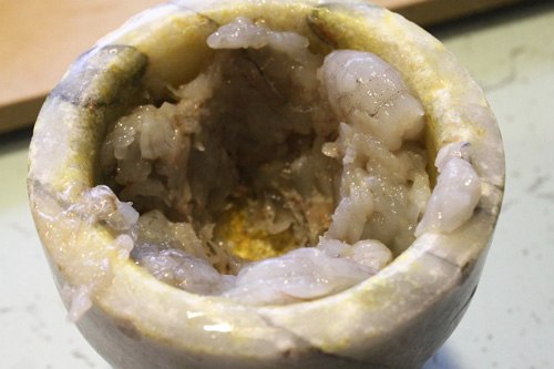Làm nóng chảo trên bếp với dầu ăn, phi tỏi thơm. Đổ tôm vào và đảo đều tay, thêm một chút muối. Xào đến lúc nào thấy tôm hơi khô là được. Làm nóng chảo trên bếp với dầu ăn, phi tỏi thơm. Đổ tôm vào và đảo đều tay, thêm một chút muối. Xào đến lúc nào thấy tôm hơi khô là được.