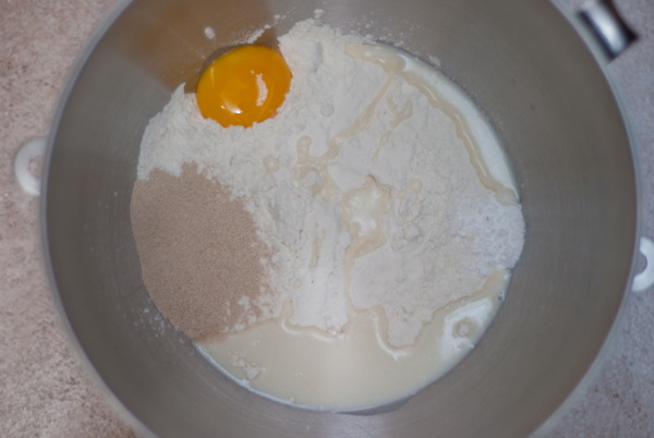 Trộn đều bột mỳ, sữa bột, muối, đường.