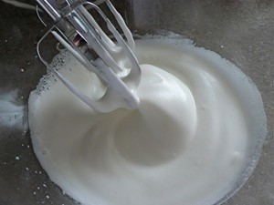 L&ograve;ng trắng trứng th&ecirc;m v&agrave;o khoảng 50g đường rồi d&ugrave;ng m&aacute;y đ&aacute;nh b&ocirc;ng l&ecirc;n, đặc lại. Mọi người c&oacute; thể th&ecirc;m v&agrave;o l&ograve;ng trắng v&agrave;i giọt nước chanh để giữ cho l&ograve;ng trắng kh&ocirc;ng bị xẹp nhanh.