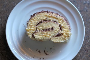 Khi ăn, mọi người cắt b&aacute;nh th&agrave;nh từng l&aacute;t nhỏ v&agrave; thưởng thức.