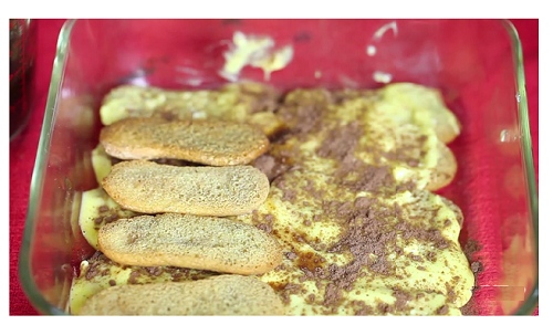 Th&ecirc;m một lớp ladyfinger l&ecirc;n ph&iacute;a tr&ecirc;n. 