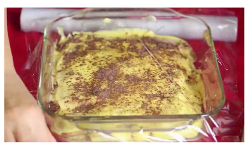 Rắc nốt phần cacao c&ograve;n lại l&ecirc;n b&aacute;nh tiramisu. Sau đ&oacute; cho v&agrave;o tủ lạnh trong khoảng 2 tiếng hoặc c&oacute; thể để qua đ&ecirc;m.