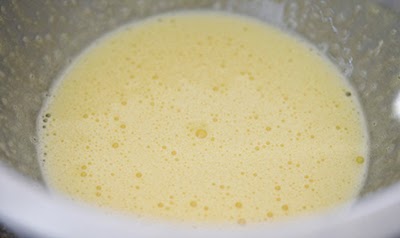 Đ&aacute;nh b&ocirc;ng 3 l&ograve;ng đỏ trứng với đường đến khi trứng chuyển sang m&agrave;u v&agrave;ng nhạt.