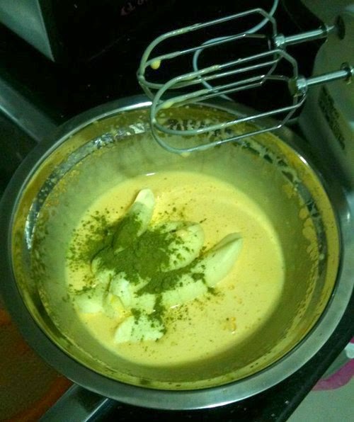 Th&ecirc;m tiếp khoảng 4 th&igrave;a bột tr&agrave; xanh v&agrave;o c&ugrave;ng rồi đ&aacute;nh l&ecirc;n.
