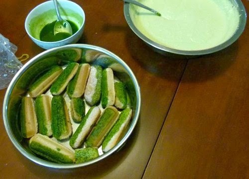 Pha 4 th&igrave;a bột tr&agrave; xanh với đường v&agrave; một ch&uacute;t nước s&ocirc;i được dung dịch đặc. Nh&uacute;ng b&aacute;nh sampa qua dung dịch tr&agrave; xanh rồi xếp v&agrave;o khu&ocirc;n.