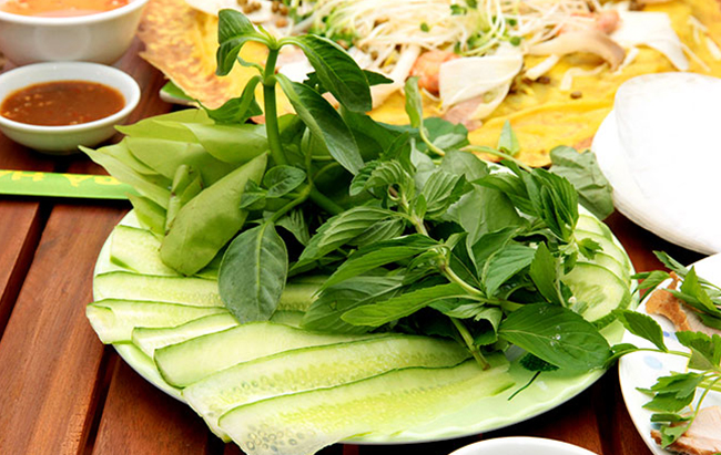 C&aacute;c loại rau sống ăn k&egrave;m rửa sạch, ng&acirc;m nước muối rồi vắt r&aacute;o nước.