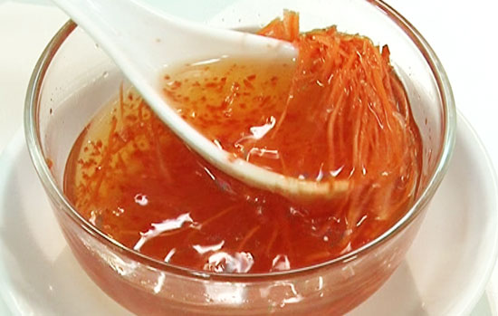 Nước mắm pha th&ecirc;m với một &iacute;t nước cho đỡ gắt, cho th&ecirc;m th&igrave;a cafe đường v&agrave; v&agrave;i l&aacute;t ớt v&agrave;o.