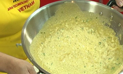 Bột đem khuất đều lại rồi đợi khi chảo thật n&oacute;ng cho một mu&ocirc;i canh bột v&agrave;o tr&aacute;ng đều khắp mặt chảo.