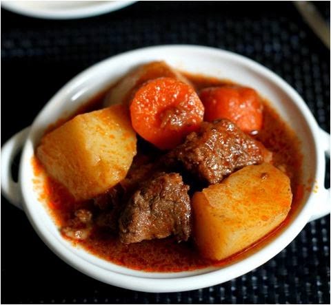 Cho thịt b&ograve; nấu sốt vang ra b&aacute;t v&agrave; trang tr&iacute; th&ecirc;m &iacute;t rau thơm hoặc rau m&ugrave;i để m&oacute;n ăn th&ecirc;m hấp dẫn.