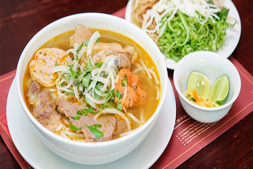 C&aacute;ch l&agrave;m b&uacute;n b&ograve; Huế kh&ocirc;ng qu&aacute; kh&oacute;, chỉ cần đầu tư ch&uacute;t thời gian v&agrave; c&ocirc;ng sức l&agrave; sẽ được m&oacute;n ăn như &yacute;