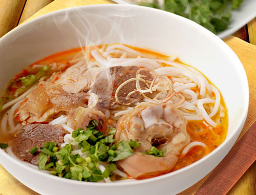 C&aacute;ch l&agrave;m b&uacute;n b&ograve; Huế sao cho đ&uacute;ng vị Huế kh&ocirc;ng phải ai cũng biết