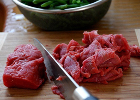 Thịt b&ograve; rửa sạch, để r&aacute;o nước.