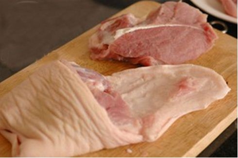 Ch&acirc;n gi&ograve; lọc phần c&oacute; nhiều thịt ra khỏi xương, th&aacute;i giống thịt nạm