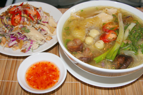 Với c&aacute;ch l&agrave;m ch&aacute;o g&agrave; đậu xanh hạt sen n&agrave;y, mọi người sẽ c&oacute; ngay m&oacute;n ăn n&oacute;ng v&agrave; bổ dưỡng cho ng&agrave;y lạnh