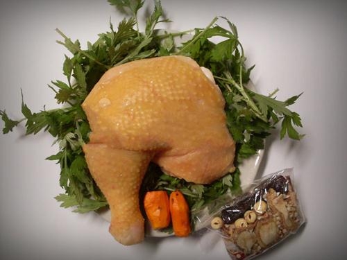 G&agrave; rửa sạch, nướng sơ tr&ecirc;n lửa. 