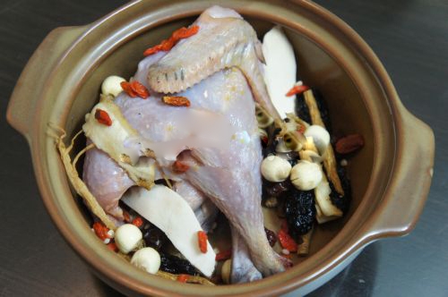 Cho g&agrave; v&agrave;o nồi gốm hoặc dụng cụ hầm g&agrave; c&ugrave;ng với c&aacute;c vị thuốc bắc đ&atilde; rửa sạch.