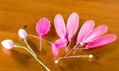 Sau khi c&oacute; khu&ocirc;n, chị em quấn vải voan l&ecirc;n v&agrave; d&ugrave;ng chỉ m&agrave;u buộc lại