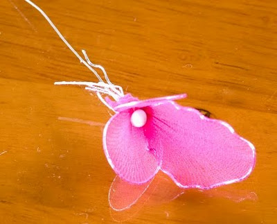 Buộc tiếp c&aacute;nh xoắn v&agrave;o c&aacute;nh đ&ocirc;i, lưu &yacute; c&aacute;nh xoắn n&agrave;y nằm b&ecirc;n trong c&aacute;nh đ&ocirc;i