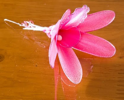 Buộc tiếp lần lượt 5 c&aacute;nh hoa bao tr&ugrave;m 2 c&aacute;nh tr&ecirc;n