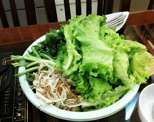 C&aacute;ch l&agrave;m lẩu ri&ecirc;u cua bắp b&ograve;:  Rau sống v&agrave; gi&aacute; đỗ rửa sạch, để r&aacute;o nước. C&agrave; chua rửa sạch, bổ m&uacute;i cau. 