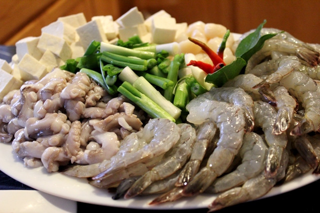 Ngao rửa sạch, ng&acirc;m với nước muối pha lo&atilde;ng c&oacute; cắt th&ecirc;m ớt cho nhả hết đất c&aacute;t trong khoảng 1 tiếng, sau đ&oacute; rửa sạch lại. Mực cắt khoanh hoặc miếng, kh&iacute;a vẩy rồng. T&ocirc;m cắt bỏ r&acirc;u, c&oacute; thể lột vỏ trước. C&aacute; th&aacute;i miếng nhỏ.