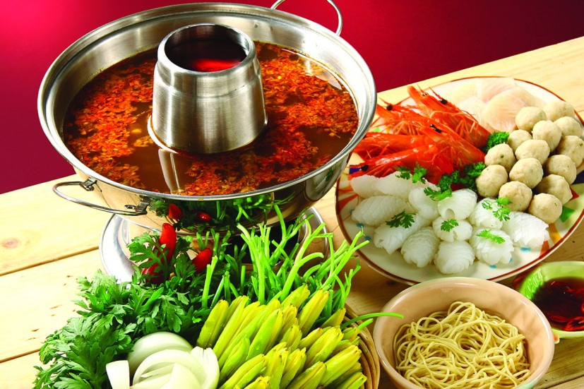 C&aacute;c nguy&ecirc;n liệu ăn lẩu đ&atilde; chuẩn bị xếp ra đĩa. Chuẩn bị nồi, cho nước lẩu l&ecirc;n v&agrave; đặt l&ecirc;n bếp ga mini hoặc bếp cồn, đun cho s&ocirc;i lại nước lẩu Th&aacute;i, nh&uacute;ng c&aacute;c nguy&ecirc;n liệu đ&atilde; chuẩn bị v&agrave;o v&agrave; thưởng thức.
