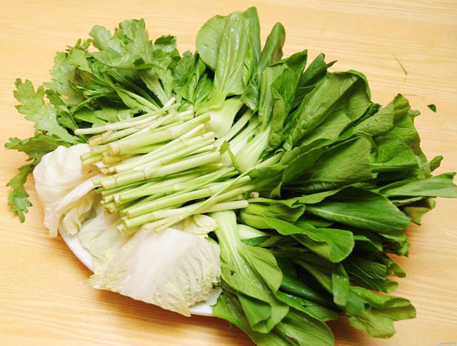 C&aacute;c loại rau ăn k&egrave;m đem rửa sạch, cải thảo cắt kh&uacute;c nhỏ, rau muống nhặt sạch, rau cần rửa sạch với nước nhiều lần. Nấm rơm cắt ch&acirc;n, chẻ dọc. Nấm kim ch&acirc;m cắt ch&acirc;n, rửa qua nước. Rau chuối th&aacute;i mỏng, ng&acirc;m với nước pha muối c&oacute; vắt nước cốt chanh cho trắng.