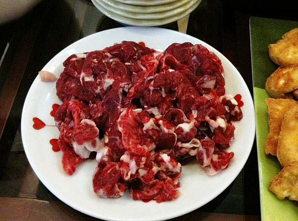 Thịt b&ograve; th&aacute;i miếng mỏng.