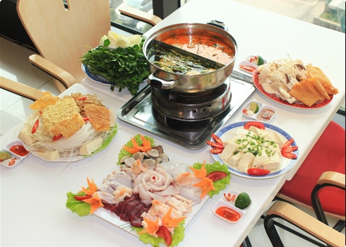 Với c&aacute;ch l&agrave;m lẩu thập cẩm n&agrave;y, mọi người sẽ c&oacute; ngay bữa ăn n&oacute;ng hổi v&agrave; thơm ngon