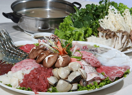 Sắp tất cả l&ecirc;n đĩa b&agrave;y l&ecirc;n b&agrave;n. Đun liu riu nồi nước d&ugrave;ng ở nhiệt độ vừa phải.
