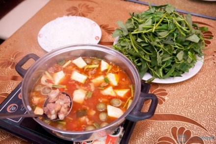 C&agrave; chua th&aacute;i m&uacute;i cau phi thơm với h&agrave;nh x&agrave;o sơ cho v&agrave;o nồi nước d&ugrave;ng xương. Chế phần nước d&ugrave;ng bao gồm: nước d&ugrave;ng xương c&ugrave;ng v&agrave;i nh&aacute;nh xả đập dập, nấm đ&ocirc;ng c&ocirc; ng&acirc;m nở rửa sạch, c&agrave; chua x&agrave;o vừa tới c&ugrave;ng 3 th&igrave;a canh bột n&ecirc;m.