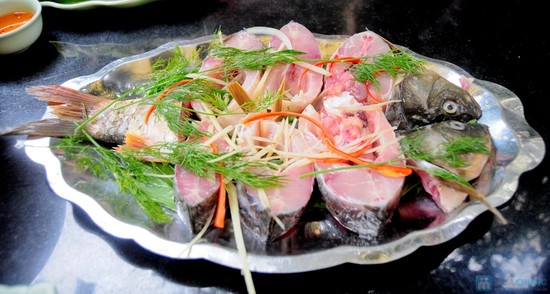 Rửa sạch c&aacute;, lọc phần thịt 2 b&ecirc;n th&acirc;n c&aacute;, th&aacute;i l&aacute;t mỏng.