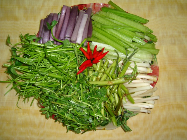 Rửa sạch c&aacute;c loại rau.