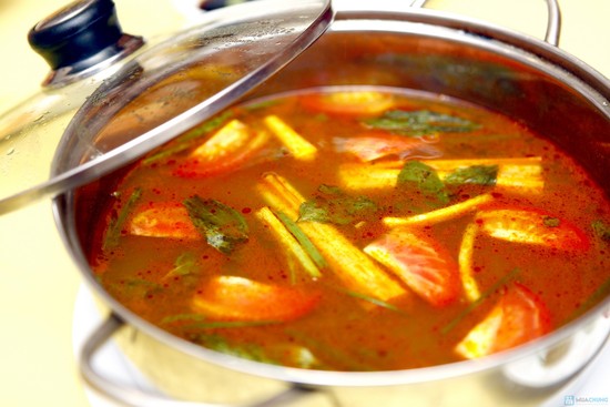 Cho nh&acirc;n tr&ecirc;n v&agrave;o nước d&ugrave;ng, n&ecirc;m lại gia vị vừa ăn. 