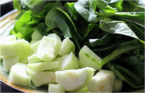 Rau mồng tơi lặt l&aacute; rửa sạch, mướp th&aacute;i x&eacute;o.