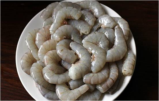 T&ocirc;m rửa sạch lột vỏ hoặc để nguy&ecirc;n tuỳ th&iacute;ch, xếp ra đĩa.