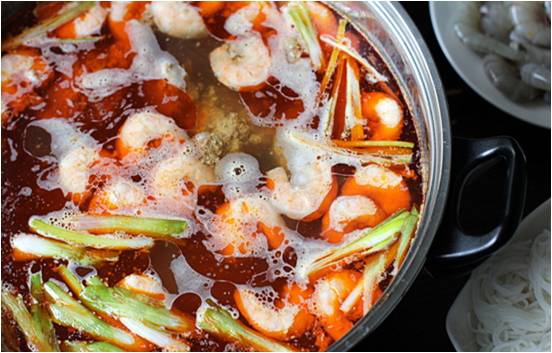 Đặt nồi nước d&ugrave;ng l&ecirc;n bếp, đun s&ocirc;i. Cho b&aacute;t ri&ecirc;u cua v&agrave;o v&agrave; đun s&ocirc;i với lửa nhỏ, đừng để nước s&ocirc;i b&ugrave;ng sẽ l&agrave;m n&aacute;t ri&ecirc;u. Khi ri&ecirc;u nổi l&ecirc;n hết, d&ugrave;ng vợt vớt ri&ecirc;u ra c&aacute;i r&acirc;y b&ecirc;n dưới c&oacute; t&ocirc; để hứng nước, ri&ecirc;u sẽ nguội v&agrave; đ&ocirc;ng lại th&agrave;nh 1 khối lớn.