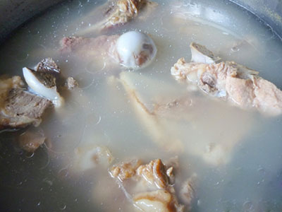 Xương ống rửa sạch, chặt miếng rồi cho v&agrave;o ninh. 
