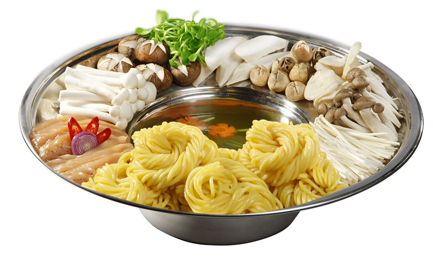Xếp rau v&agrave; c&aacute;c loại củ quả ra đĩa.