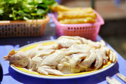 G&agrave; rửa sạch chặt miếng vừa ăn. 