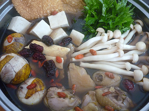 Khi ăn th&igrave; cho phần l&ograve;ng mề g&agrave; v&agrave;o trong nồi lẩu.