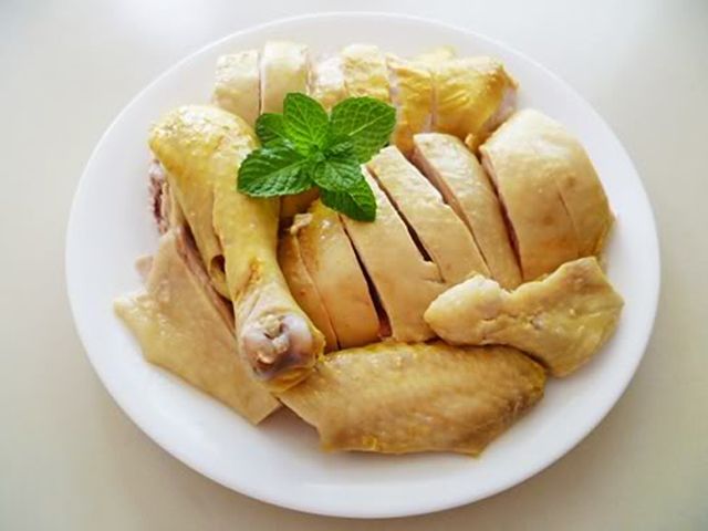 Thịt g&agrave; rửa sạch, rồi đem v&agrave;o luộc nguy&ecirc;n con. Khi ch&iacute;n, vớt ra rồi chặt th&agrave;nh miếng vừa ăn.