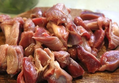 Phần l&ograve;ng mề g&agrave; rửa sạch, b&oacute;p với muối.