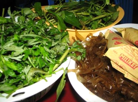Rau ăn k&egrave;m  ng&acirc;m với nước muối pha lo&atilde;ng. Rửa sạch lại với nước, rồi để r&aacute;o.