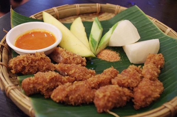 Với c&aacute;ch l&agrave;m nem chua r&aacute;n n&agrave;y mọi người sẽ c&oacute; ngay m&oacute;n ăn vặt ngon như ngo&agrave;i tiệm