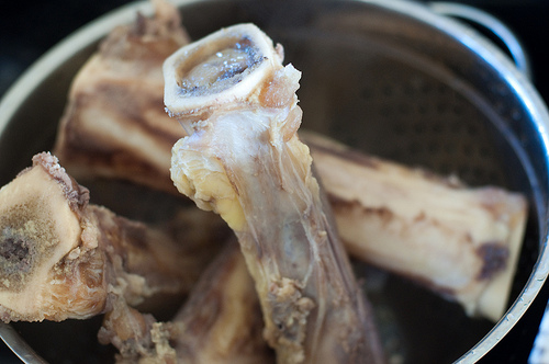 Xương b&ograve; rửa sạch, chần qua với nước s&ocirc;i.