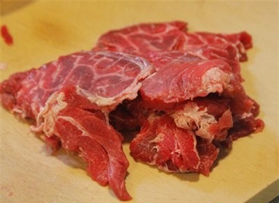 G&acirc;n b&ograve; rửa sạch, th&aacute;i miếng nhỏ vừa miệng. 