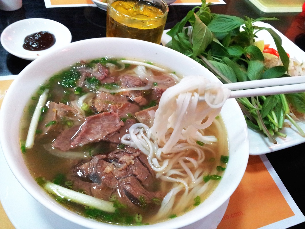 B&aacute;nh phở chần qua nước s&ocirc;i, cho v&agrave;o b&aacute;t. 